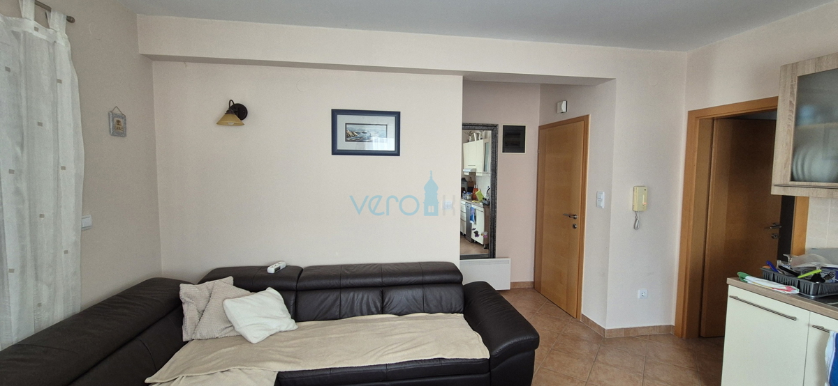 Città di Krk, appartamento bilocale al piano terra, giardino di 103 m2, in vendita