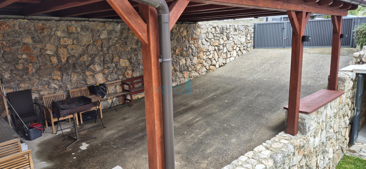 Città di Krk, appartamento bilocale al piano terra, giardino di 103 m2, in vendita