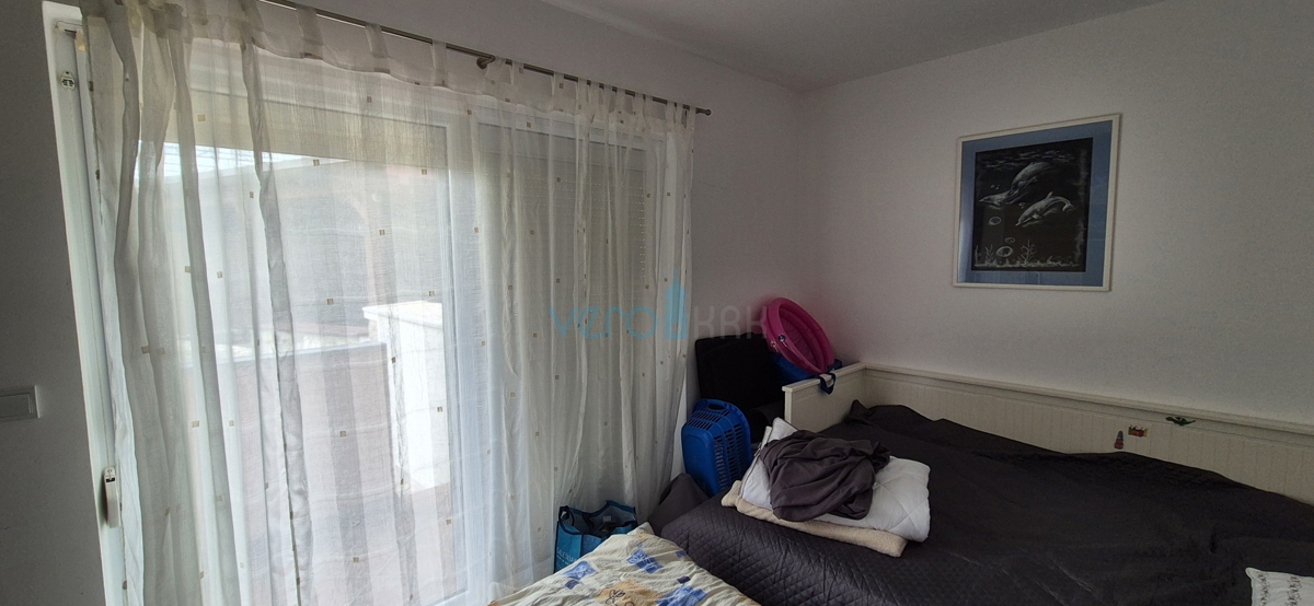 Città di Krk, appartamento bilocale al piano terra, giardino di 103 m2, in vendita