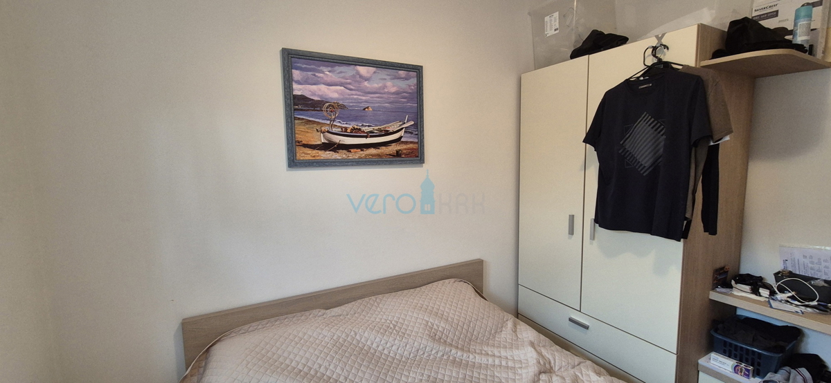 Città di Krk, appartamento bilocale al piano terra, giardino di 103 m2, in vendita