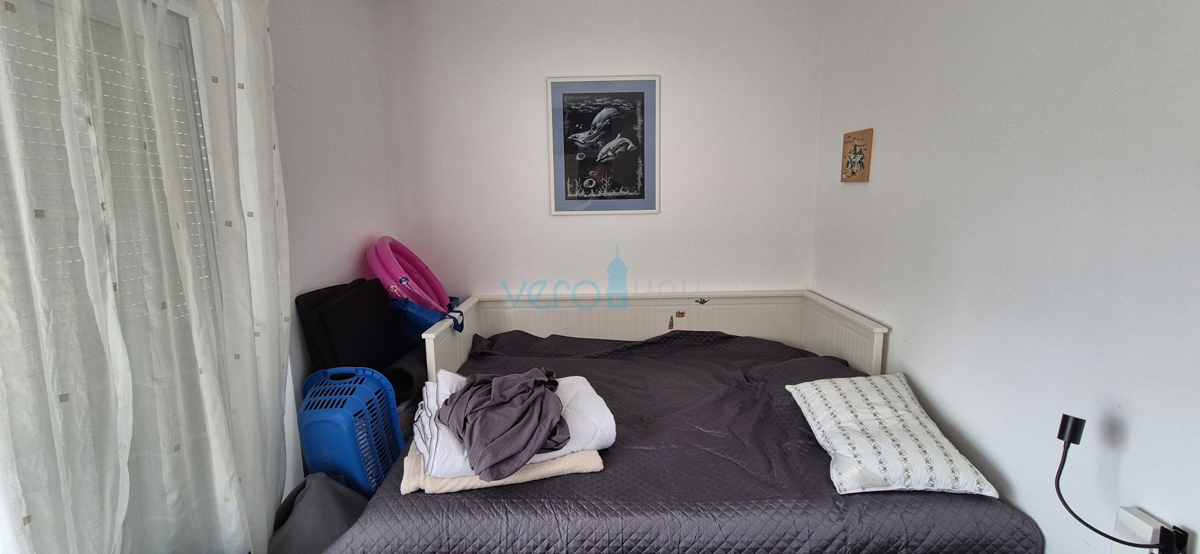 Città di Krk, appartamento bilocale al piano terra, giardino di 103 m2, in vendita