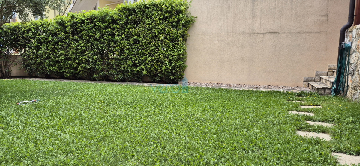 Città di Krk, appartamento bilocale al piano terra, giardino di 103 m2, in vendita