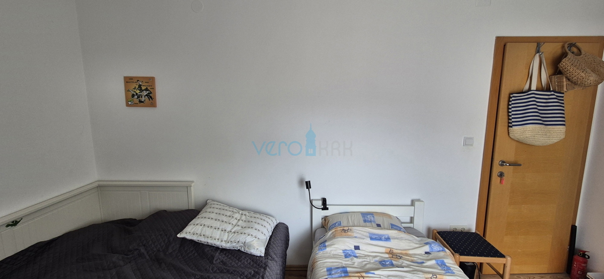 Città di Krk, appartamento bilocale al piano terra, giardino di 103 m2, in vendita