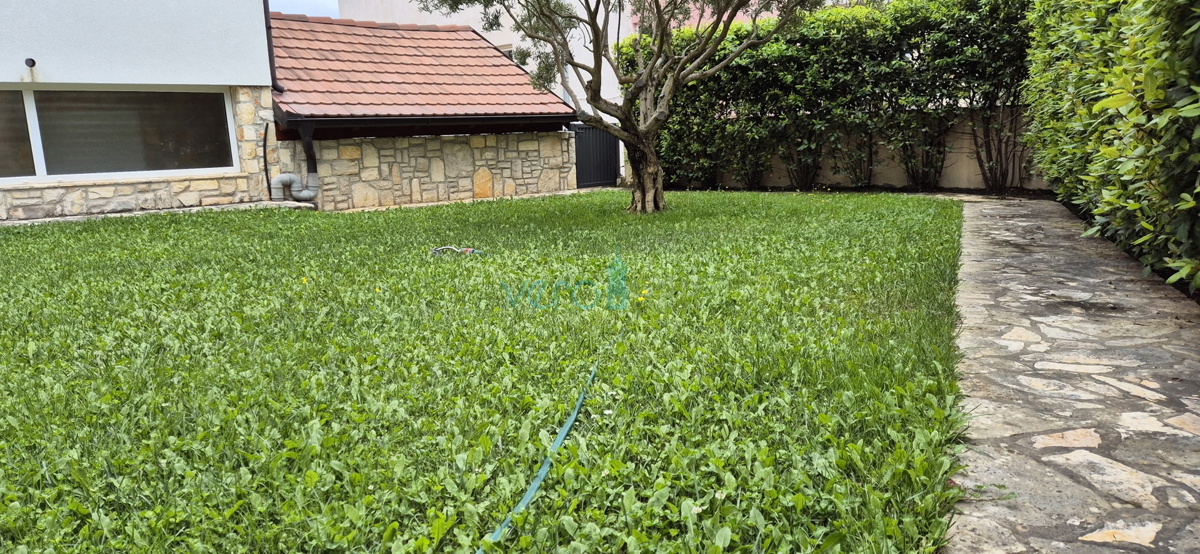 Città di Krk, appartamento bilocale al piano terra, giardino di 103 m2, in vendita