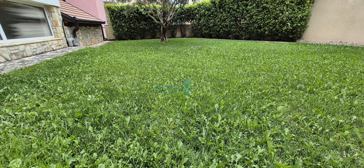 Città di Krk, appartamento bilocale al piano terra, giardino di 103 m2, in vendita