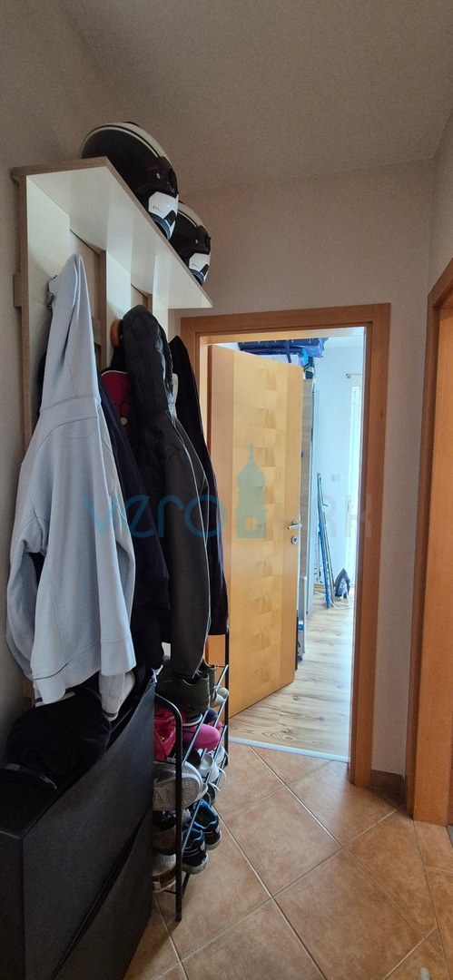 Città di Krk, appartamento bilocale al piano terra, giardino di 103 m2, in vendita