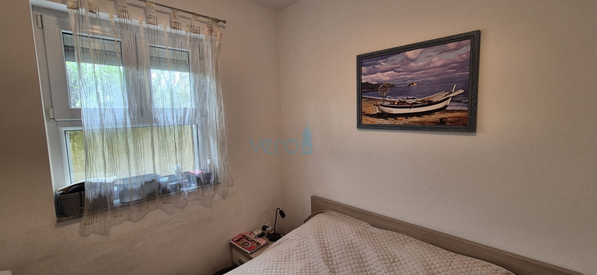 Città di Krk, appartamento bilocale al piano terra, giardino di 103 m2, in vendita