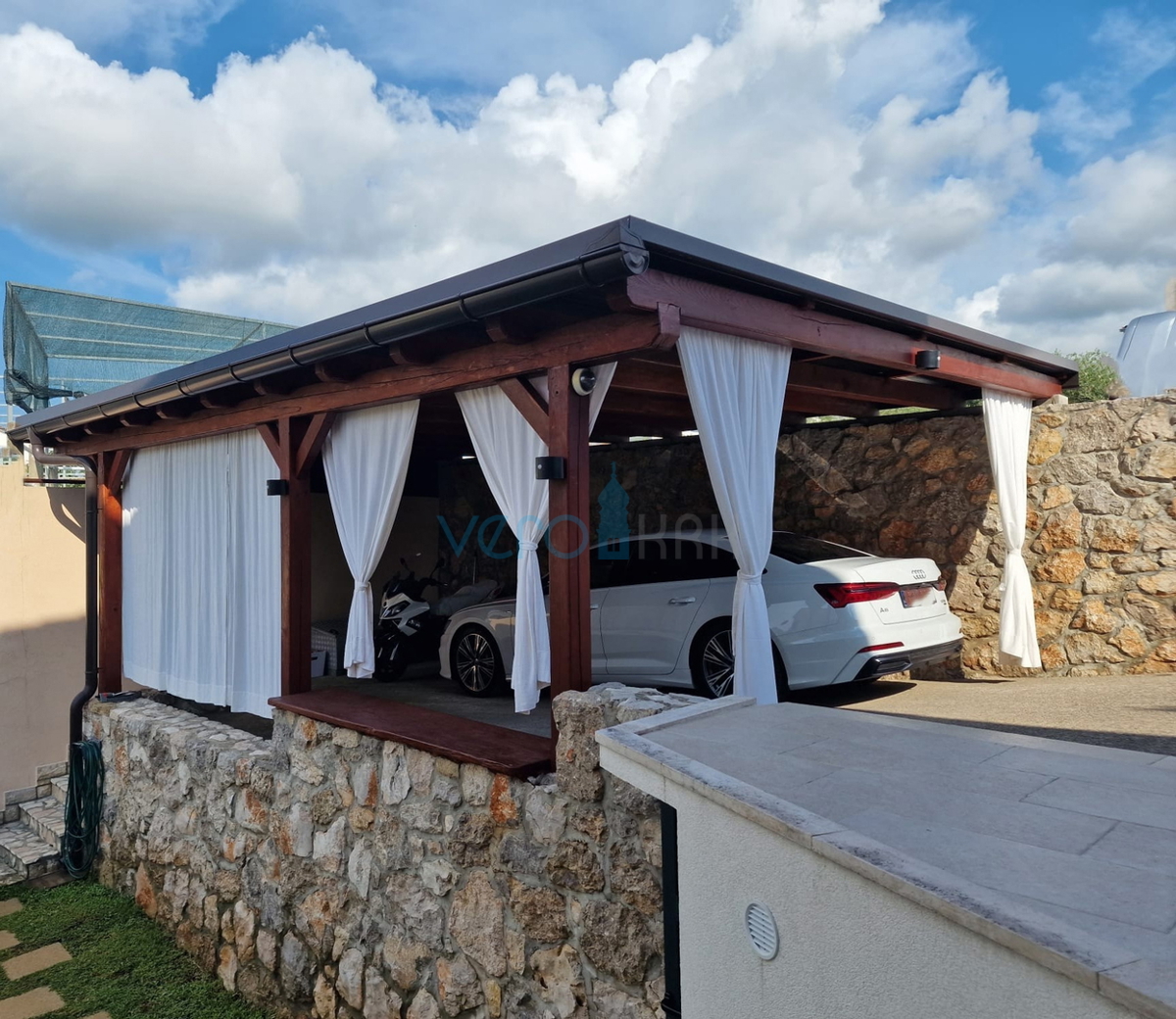 Città di Krk, appartamento bilocale al piano terra, giardino di 103 m2, in vendita