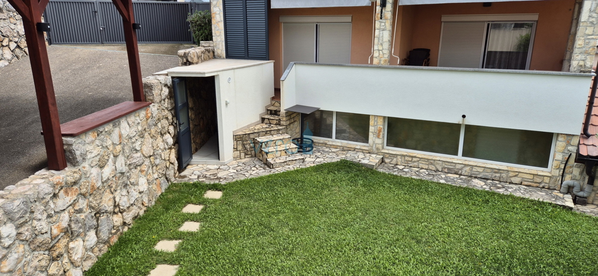 Città di Krk, appartamento bilocale al piano terra, giardino di 103 m2, in vendita