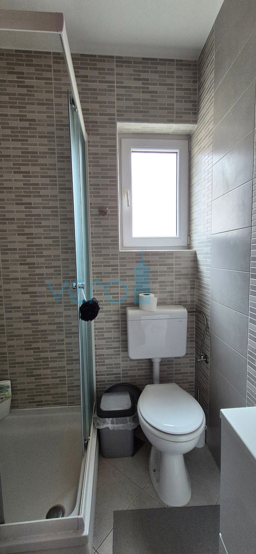 Città di Krk, appartamento bilocale al piano terra, giardino di 103 m2, in vendita