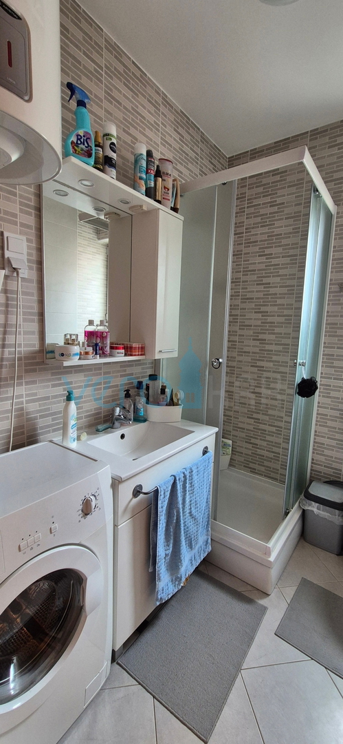 Città di Krk, appartamento bilocale al piano terra, giardino di 103 m2, in vendita