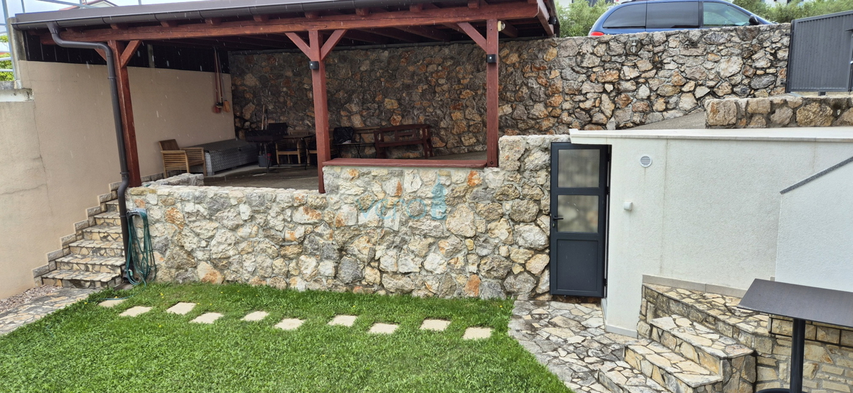 Città di Krk, appartamento bilocale al piano terra, giardino di 103 m2, in vendita