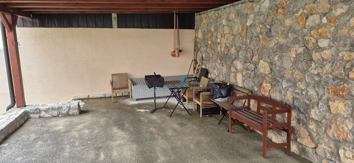 Città di Krk, appartamento bilocale al piano terra, giardino di 103 m2, in vendita