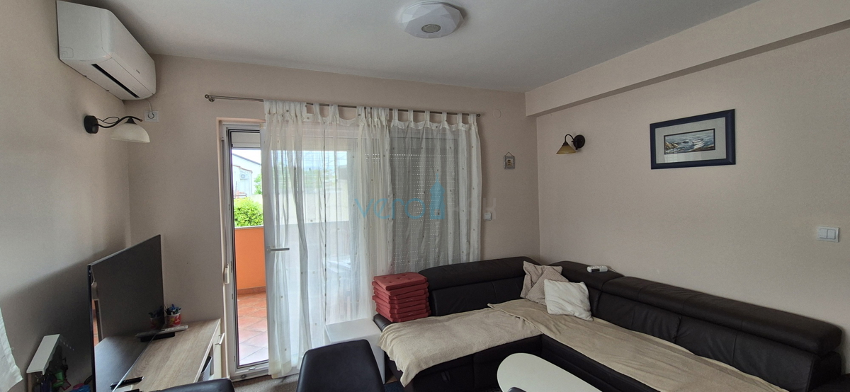 Città di Krk, appartamento bilocale al piano terra, giardino di 103 m2, in vendita