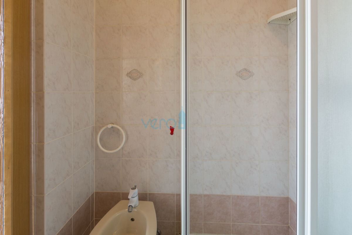 Crikvenica, casa bifamiliare con 3 appartamenti, vista mare, garage, giardino, vendita