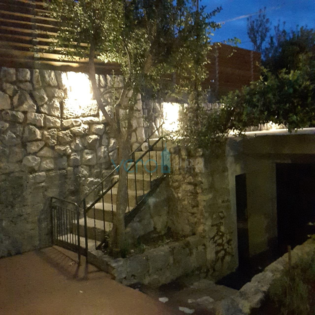 Crikvenica, casa bifamiliare con 3 appartamenti, vista mare, garage, giardino, vendita