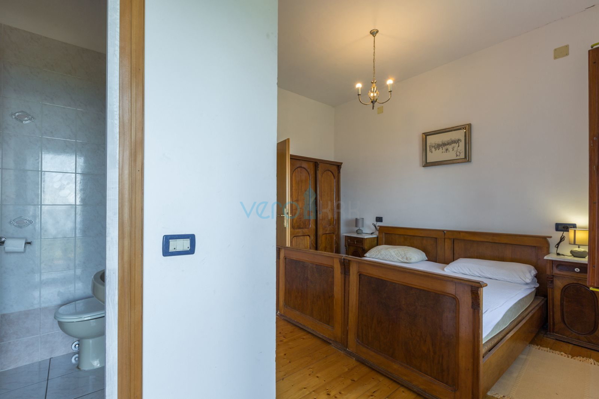 Crikvenica, casa bifamiliare con 3 appartamenti, vista mare, garage, giardino, vendita