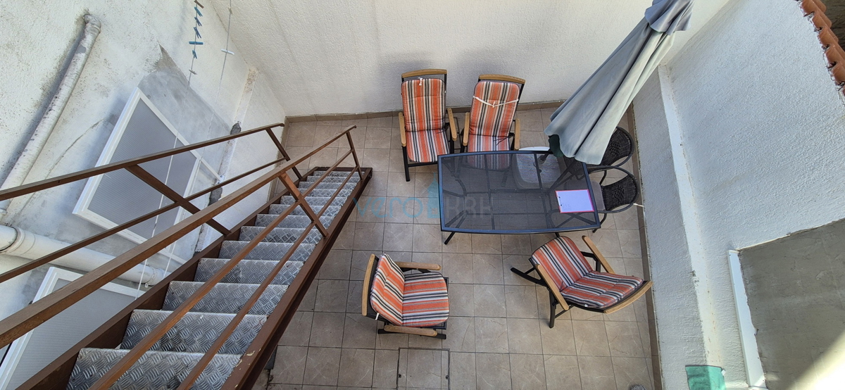Omišalj, isola di Krk, casa a schiera in pietra, terrazza, vista, vendita