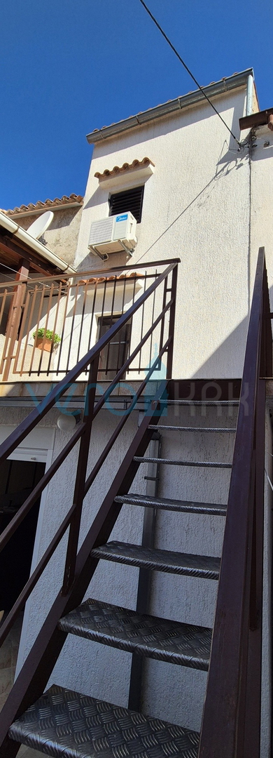 Omišalj, isola di Krk, casa a schiera in pietra, terrazza, vista, vendita