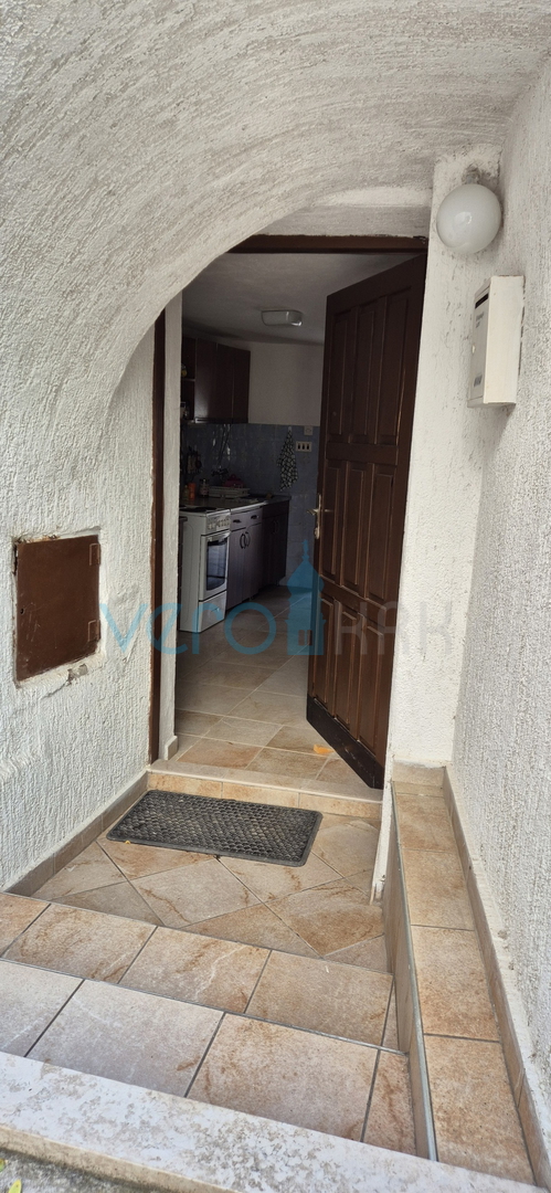 Omišalj, isola di Krk, casa a schiera in pietra, terrazza, vista, vendita