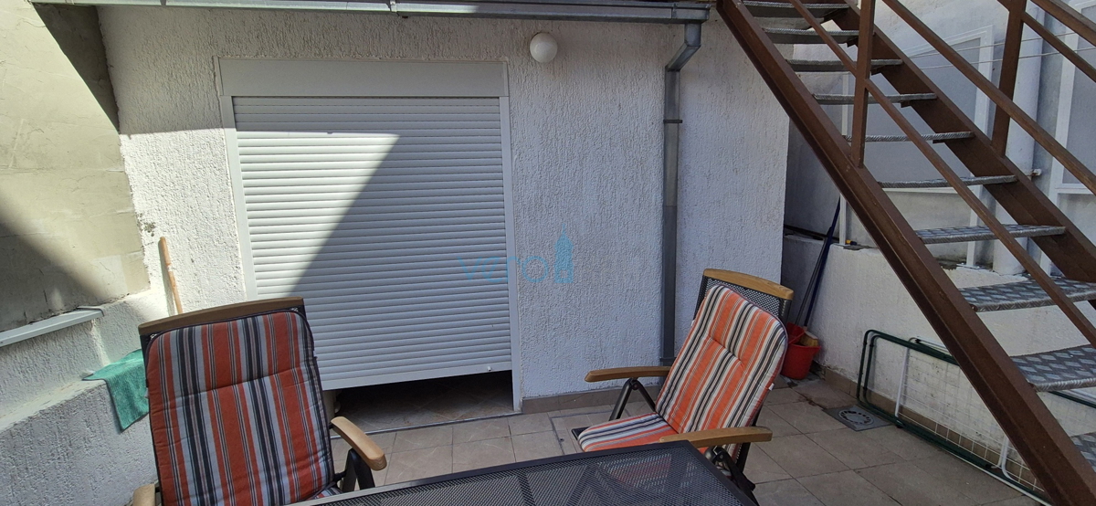 Omišalj, isola di Krk, casa a schiera in pietra, terrazza, vista, vendita