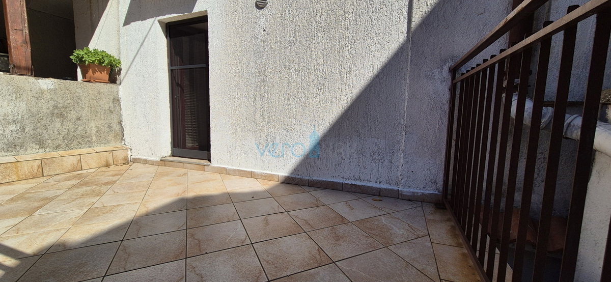Omišalj, isola di Krk, casa a schiera in pietra, terrazza, vista, vendita