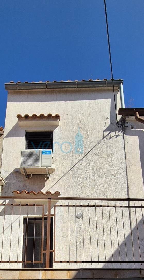 Omišalj, isola di Krk, casa a schiera in pietra, terrazza, vista, vendita