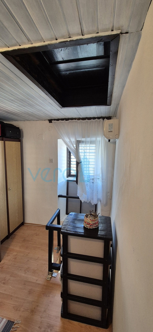 Omišalj, isola di Krk, casa a schiera in pietra, terrazza, vista, vendita