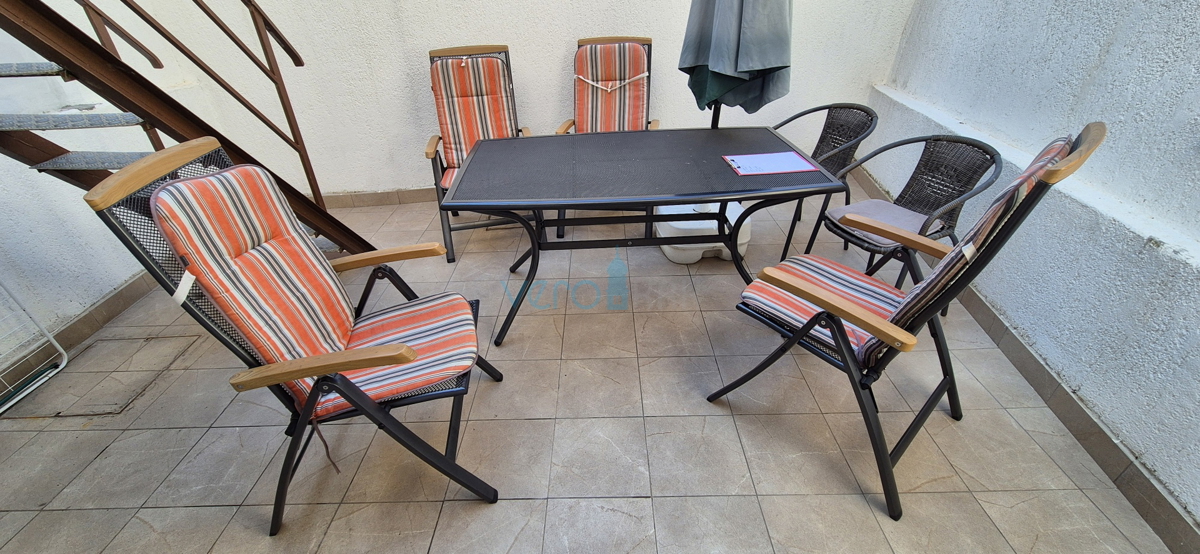 Omišalj, isola di Krk, casa a schiera in pietra, terrazza, vista, vendita