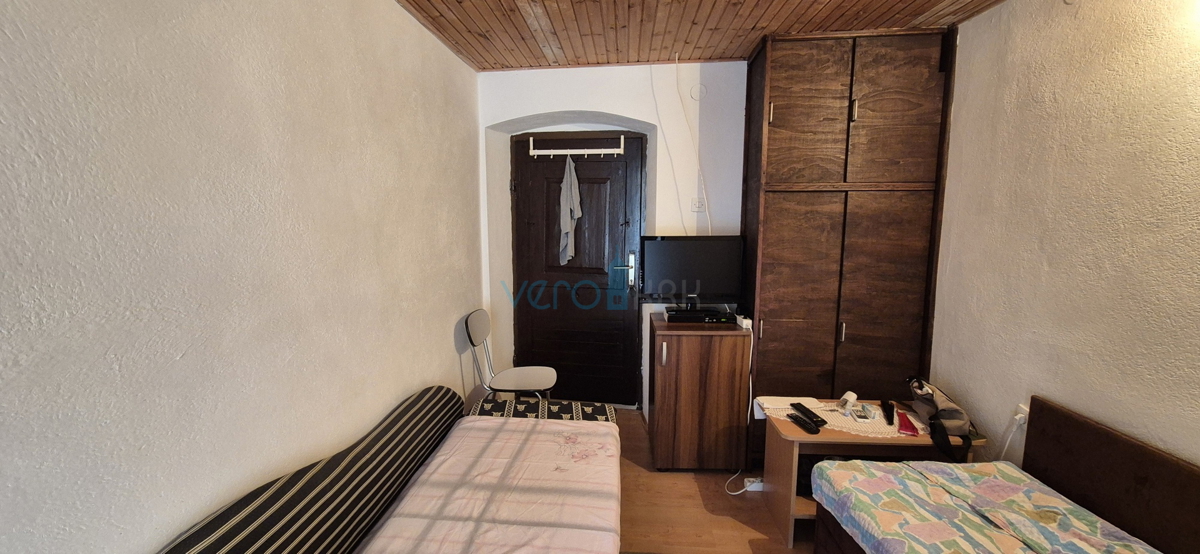 Omišalj, isola di Krk, casa a schiera in pietra, terrazza, vista, vendita
