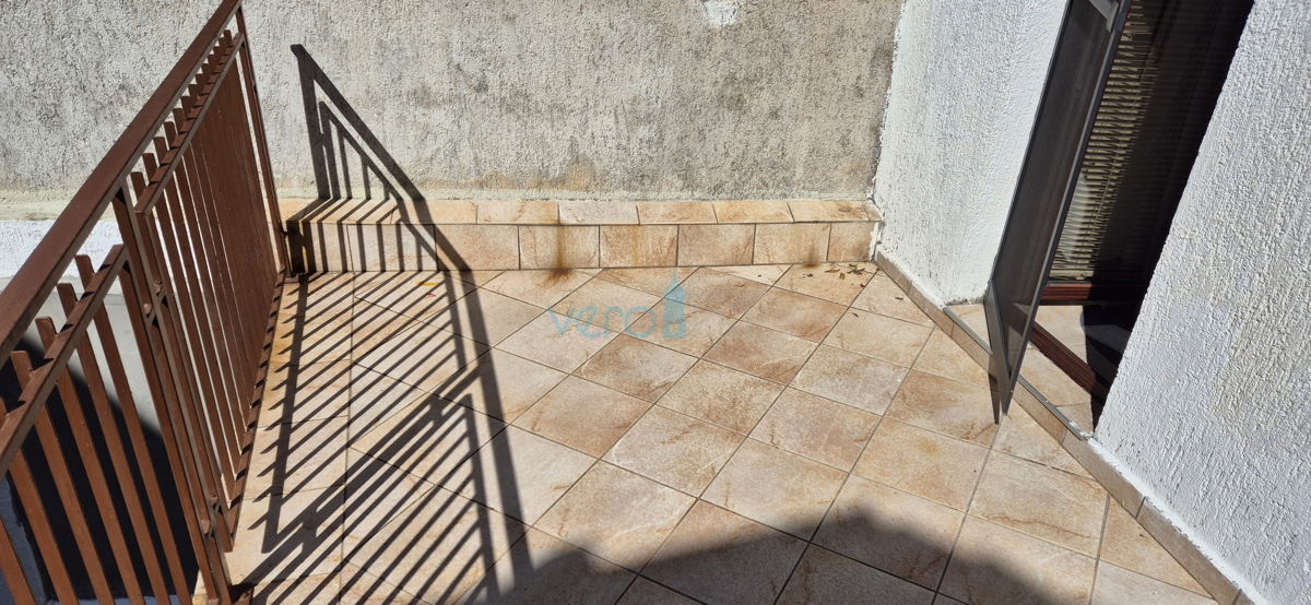Omišalj, isola di Krk, casa a schiera in pietra, terrazza, vista, vendita