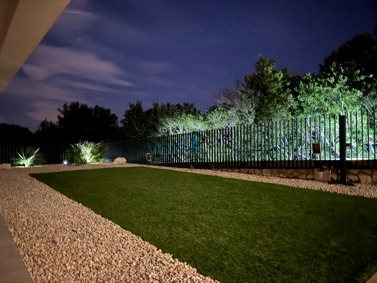 Isola di Krk, Città di Krk, Appartamento bilocale di 65 m2 con terrazza coperta di 20 m2 e giardino di 150 m2, in vendita