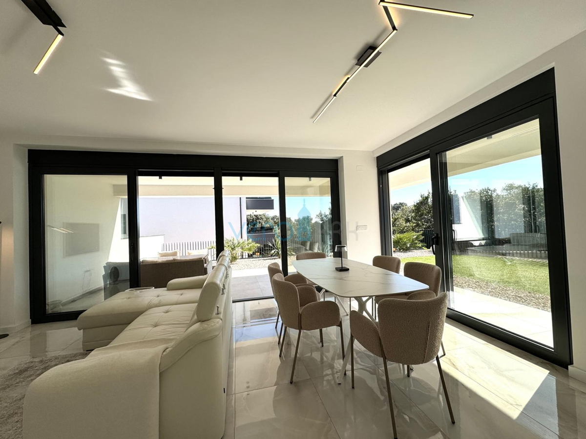 Isola di Krk, Città di Krk, Appartamento bilocale di 65 m2 con terrazza coperta di 20 m2 e giardino di 150 m2, in vendita