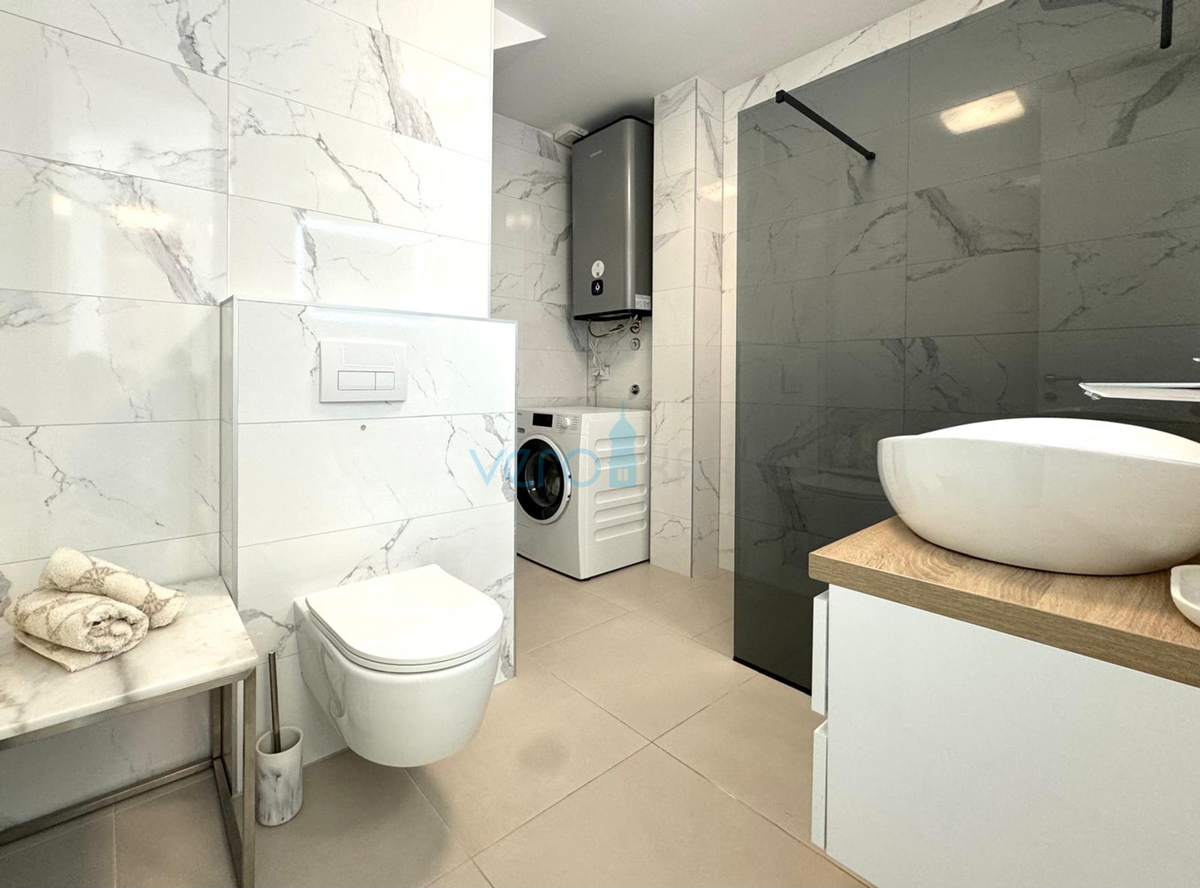 Isola di Krk, Città di Krk, Appartamento bilocale di 65 m2 con terrazza coperta di 20 m2 e giardino di 150 m2, in vendita