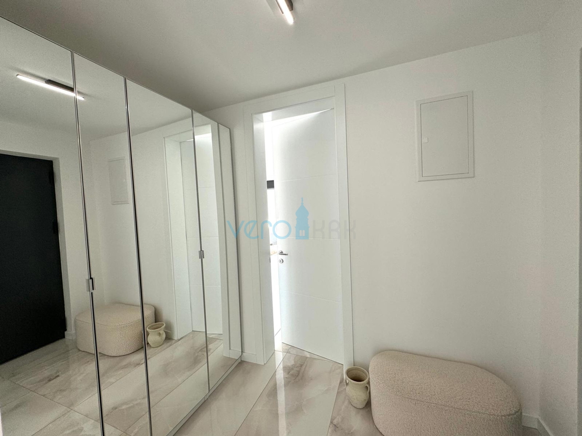 Isola di Krk, Città di Krk, Appartamento bilocale di 65 m2 con terrazza coperta di 20 m2 e giardino di 150 m2, in vendita