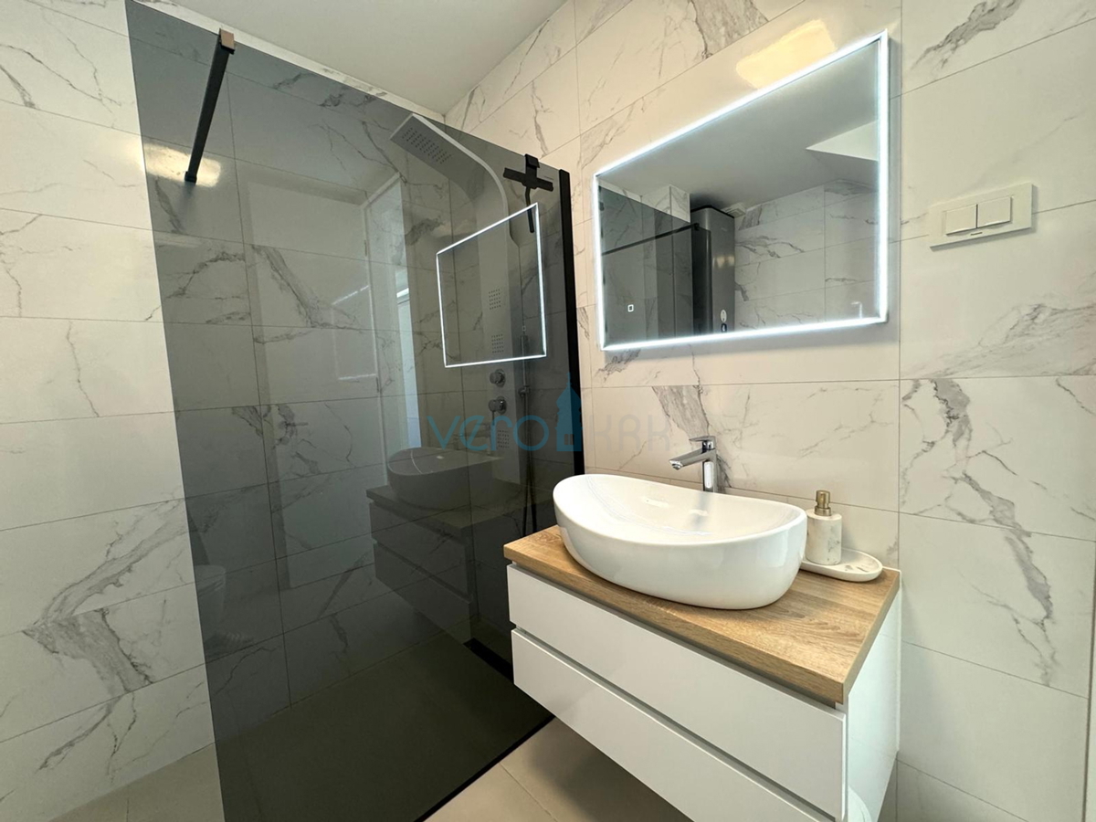 Isola di Krk, Città di Krk, Appartamento bilocale di 65 m2 con terrazza coperta di 20 m2 e giardino di 150 m2, in vendita