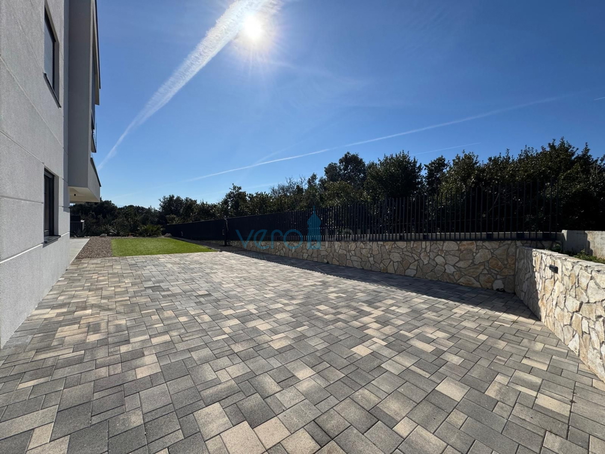 Isola di Krk, Città di Krk, Appartamento bilocale di 65 m2 con terrazza coperta di 20 m2 e giardino di 150 m2, in vendita