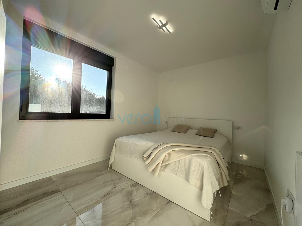 Isola di Krk, Città di Krk, Appartamento bilocale di 65 m2 con terrazza coperta di 20 m2 e giardino di 150 m2, in vendita