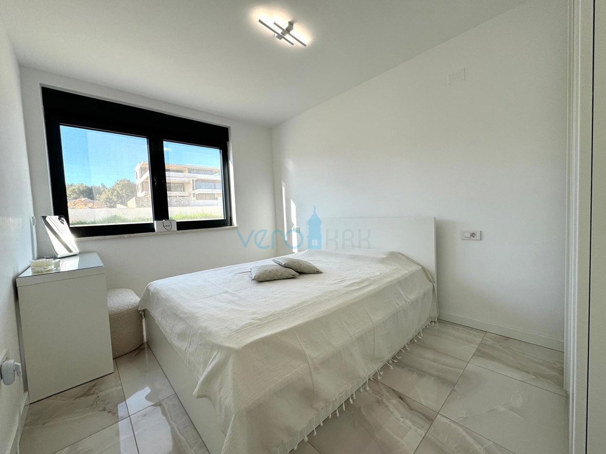 Isola di Krk, Città di Krk, Appartamento bilocale di 65 m2 con terrazza coperta di 20 m2 e giardino di 150 m2, in vendita