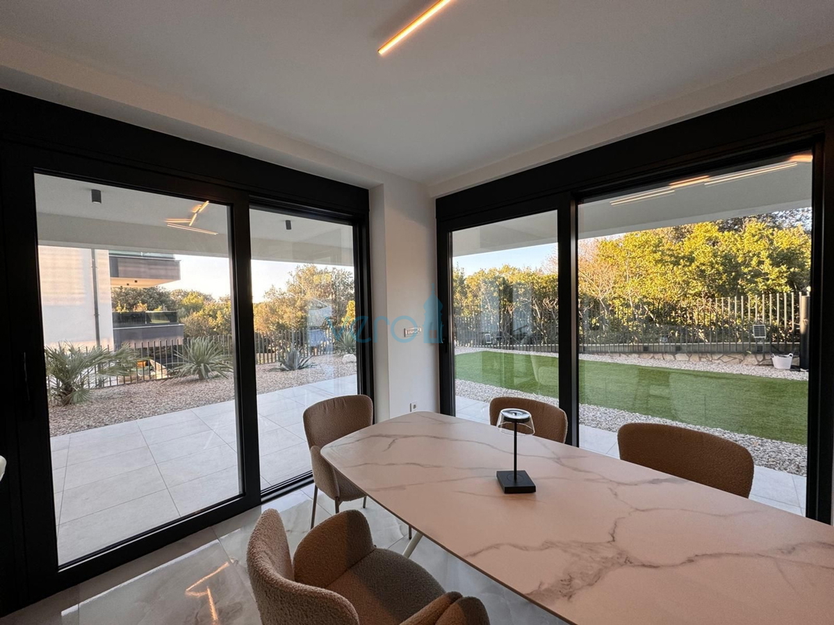 Isola di Krk, Città di Krk, Appartamento bilocale di 65 m2 con terrazza coperta di 20 m2 e giardino di 150 m2, in vendita