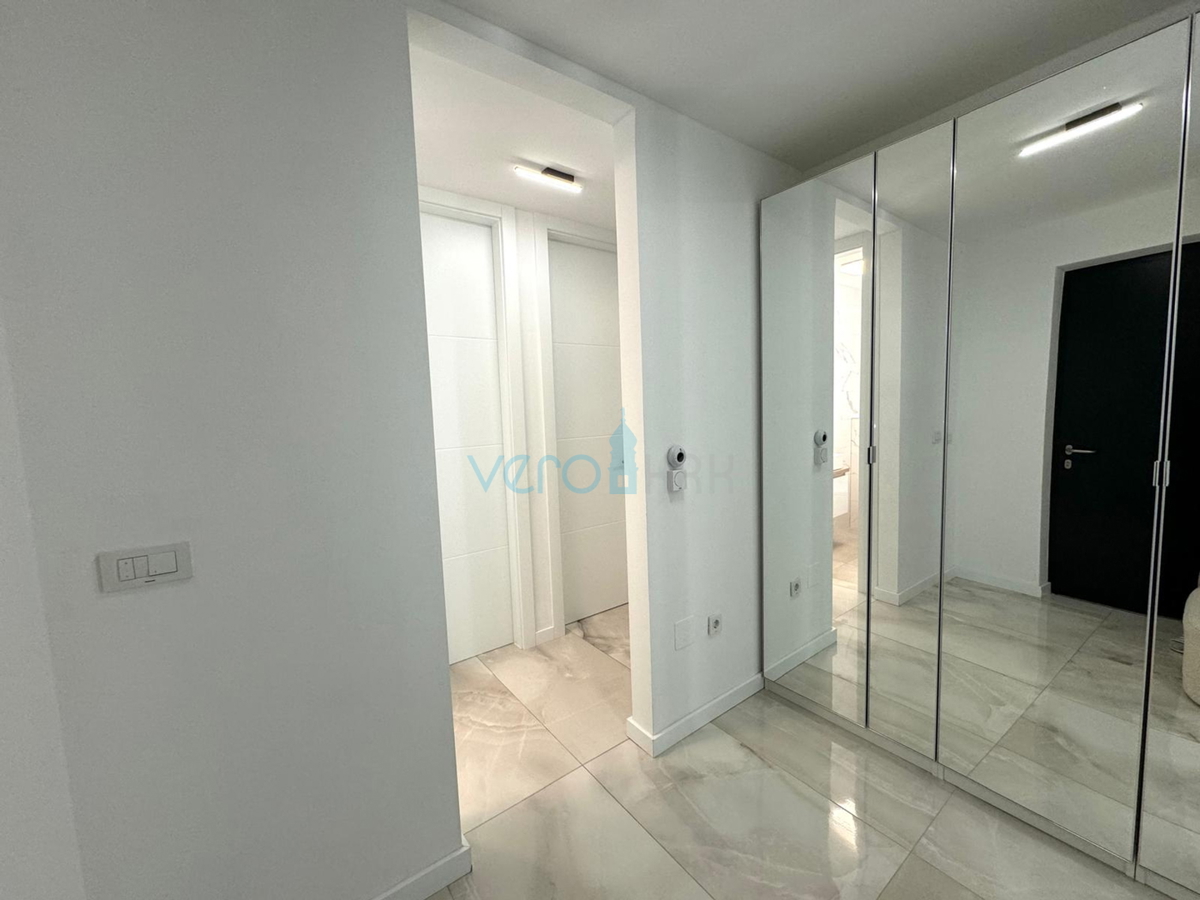Isola di Krk, Città di Krk, Appartamento bilocale di 65 m2 con terrazza coperta di 20 m2 e giardino di 150 m2, in vendita
