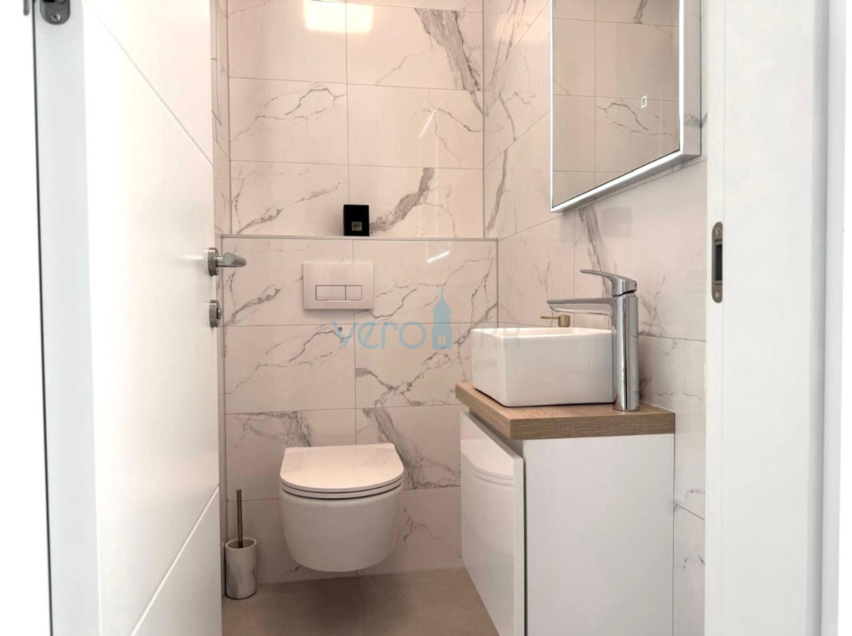 Isola di Krk, Città di Krk, Appartamento bilocale di 65 m2 con terrazza coperta di 20 m2 e giardino di 150 m2, in vendita