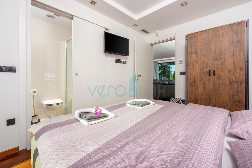 Isola di Krk, Malinska, appartamento moderno al piano terra, giardino, 300 m dal mare e dalla spiaggia, in vendita