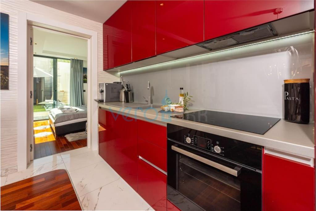 Isola di Krk, Malinska, appartamento moderno al piano terra, giardino, 300 m dal mare e dalla spiaggia, in vendita