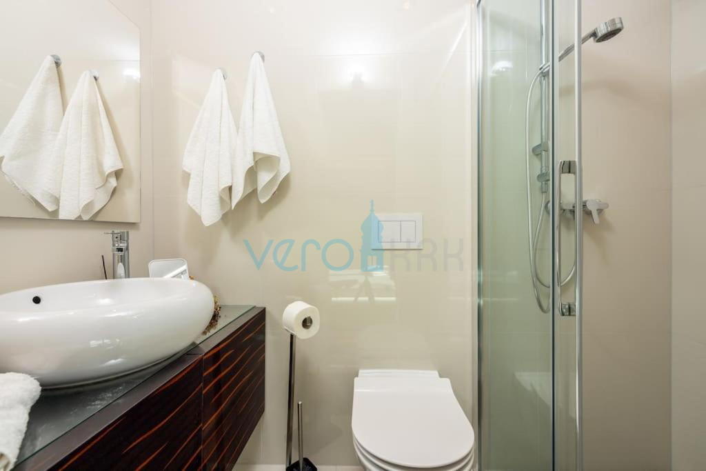 Isola di Krk, Malinska, appartamento moderno al piano terra, giardino, 300 m dal mare e dalla spiaggia, in vendita