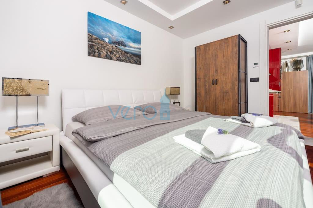 Isola di Krk, Malinska, appartamento moderno al piano terra, giardino, 300 m dal mare e dalla spiaggia, in vendita