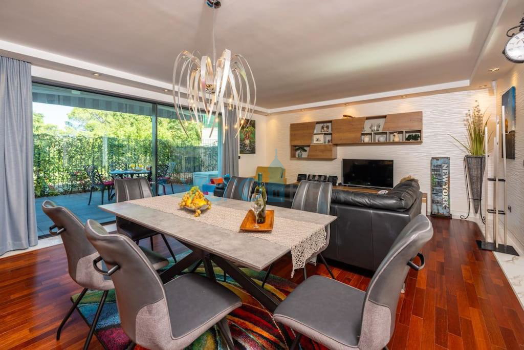 Isola di Krk, Malinska, appartamento moderno al piano terra, giardino, 300 m dal mare e dalla spiaggia, in vendita