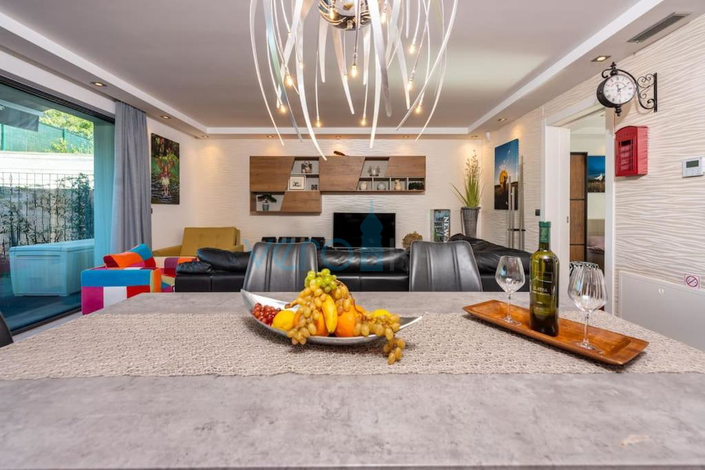 Isola di Krk, Malinska, appartamento moderno al piano terra, giardino, 300 m dal mare e dalla spiaggia, in vendita