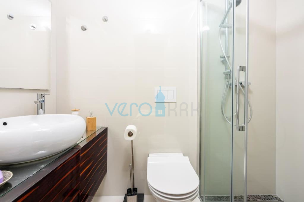 Isola di Krk, Malinska, appartamento moderno al piano terra, giardino, 300 m dal mare e dalla spiaggia, in vendita