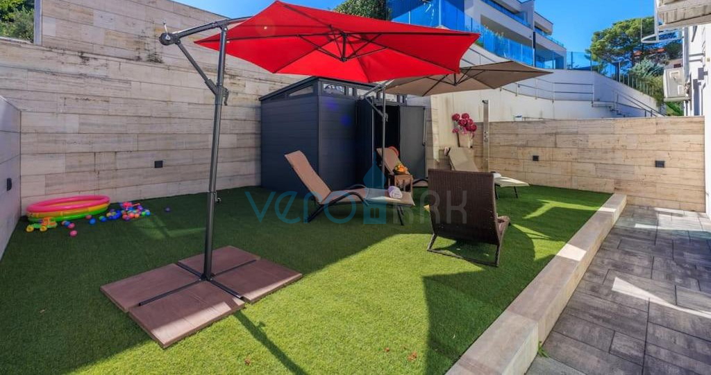 Isola di Krk, Malinska, appartamento moderno al piano terra, giardino, 300 m dal mare e dalla spiaggia, in vendita